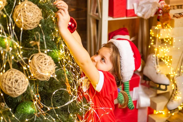Giocattolo di Natale - ragazza sta decorando l'albero di Natale. Bambino di Natale che decora l'albero di Natale con le bagattelle. — Foto Stock