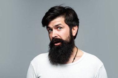 Şaşırmış yakışıklı adam. Berber dükkanında uzun sakallı ve bıyıklı bir berber. Sakallı hippi..