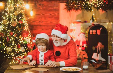 Noel yardımcısı ve Noel Baba Noel ağacının yanındaki eve mektup yazıyor ya da okuyor. Noel Baba ve torununun Noel Baba 'ya mektup yazdıkları neşeli, hayalperest Noel Baba' nın portresi.
