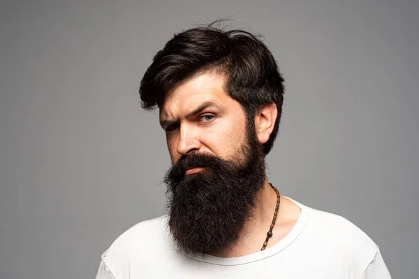 Portrait de l'homme sérieux confiant a barbe et moustache. Homme d'affaires pensant avec expression regardant. Beau modèle masculin, visage gros plan. — Photo