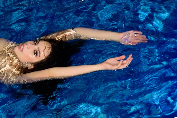 Σέξι γυναίκα απολαμβάνει το καλοκαίρι στην πισίνα. — Φωτογραφία Αρχείου