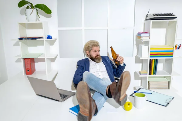 Einde van de werkdag. Een dronken zakenman met een fles alcohol.. — Stockfoto