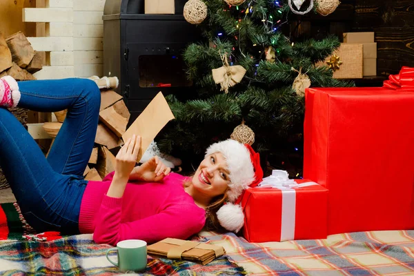 Jolie fille en robe de Noël. Préparation de Noël. Fille de luxe célébrant le Nouvel An. Femme sensuelle. Glamour célébration du nouvel an. Bonne nouvelle fête. — Photo