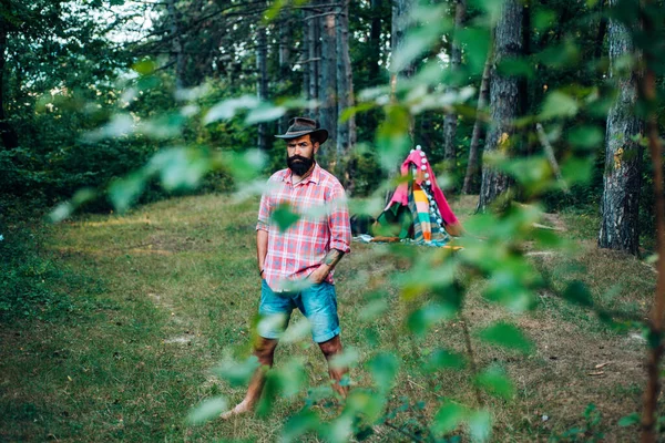 Senderismo en madera profunda. Hombre maduro con barba en sombrero. Humano y naturaleza. Masculinidad y brutalidad concept.Hipster turista explorar el bosque. — Foto de Stock