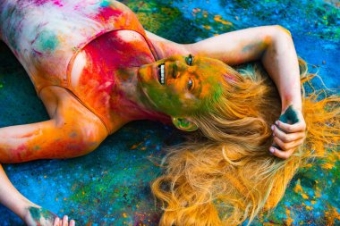Holi renk festivalinde mutlu genç kız.