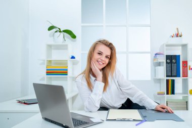 Güzel sekreterin güzel bir gülümsemesi var. Bayan katip şirkette fazla mesai yapıyor..