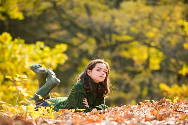 Mooie tiener buiten op zonnige dag. Tiener meisje in stijlvolle mode kleding in de herfst Park. — Stockfoto