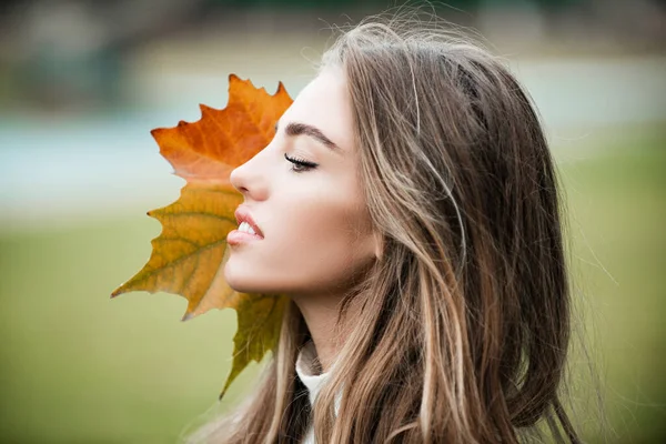 Jesienna piękność. Close up zdjęcie moda kobieta z upadkiem klon liść na zewnątrz. — Zdjęcie stockowe