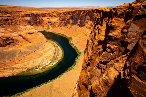 Στην έρημο του Ρεντ Ροκ Κάνιον. Αριζόνα Horseshoe Bend στο Grand Canyon. Ταξιδιωτικός τρόπος ζωής έννοια επιτυχίας. Canyon Ταξίδια Περιπέτεια. — Φωτογραφία Αρχείου