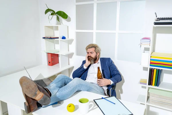 Man manager zakenman werkte met succes en aan het eind van de dag, drinkt bier. Depressieve overstuur man drinker verslaafd aan alcohol drank alleen in het kantoor. — Stockfoto