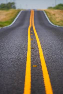 Asfalt desenli, arka planda. Güneşli yaz gününde asfalt yolda. ABD 'de asfalt yol.