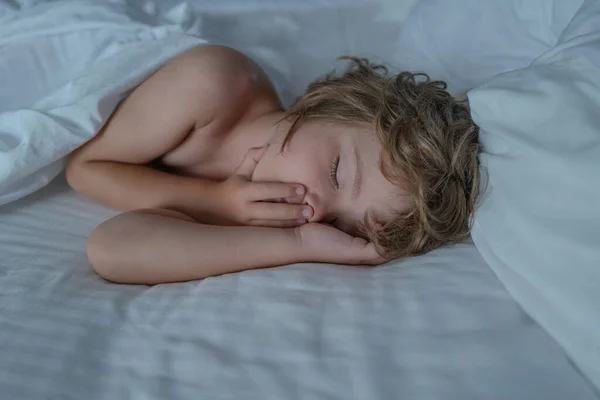 Miúdos giros a dormir na cama. Retrato de perto do menino adormecido. Pequenos sonhos de anjo. — Fotografia de Stock