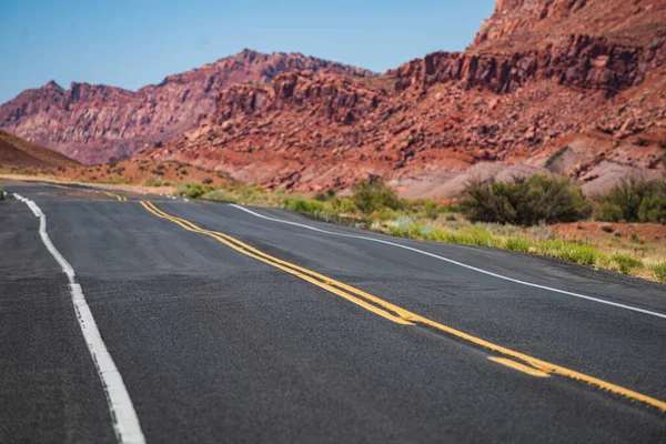 Westliche Straße bei Sonnenuntergang, Wüstenautobahn im amerikanischen Südwesten. — Stockfoto