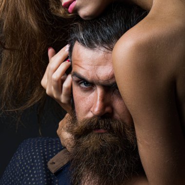 Şehvetli kucaklaşmada seksi bir çift. Genç kulaklı adam ve kız. Aşk ve duygular, nazik dokunuş ve okşama..