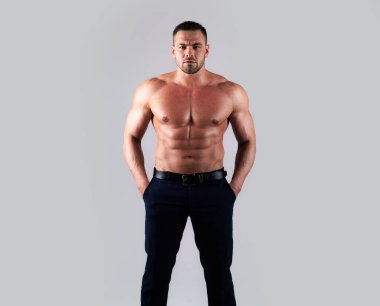 Kaslı vücudu ve çıplak gövdesi olan seksi bir adam. Yakışıklı, erkeksi adam..