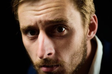 Genç adamın kameraya baktığı stüdyoyu kapat. Kendine güveni olan yakışıklı adam..