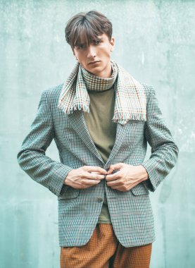 Moda genç adam. Eski ve eski usul. Kendine güveni olan yakışıklı adam..