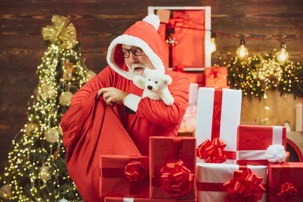 サンタクロースとクリスマスグリーティングカード。冬服の男性。サンタはメリークリスマスを願っています。幸せな冬の時間. — ストック写真