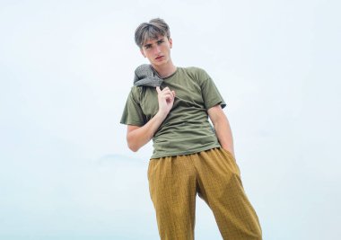 Eski ve eski usul. Modaya uygun yakışıklı adam kameraya bak, modacı adam..