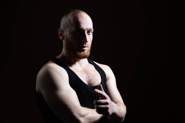 Moda genç adam. Kendine güveni olan yakışıklı adam..