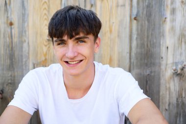 Dışarıda başarılı bir genç adam. Mutlu adam gülümsüyor.