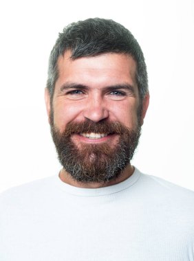 Sakallı adam. Mutlu adam gülen surat. Yakışıklı, gülümseyen genç adam. Berber dükkanında uzun sakallı ve bıyıklı bir berber. Olumlu insan yüz ifadeleri ve duyguları.