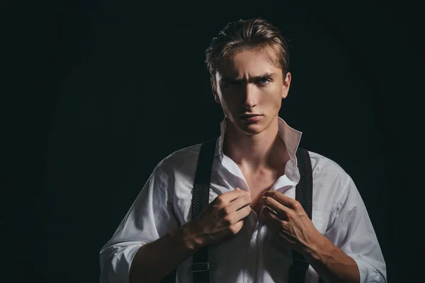 Un hombre guapo y seguro. Un tipo serio posando en el estudio. Sexualidad masculina o atracción y carisma, concepto de belleza masculina. —  Fotos de Stock