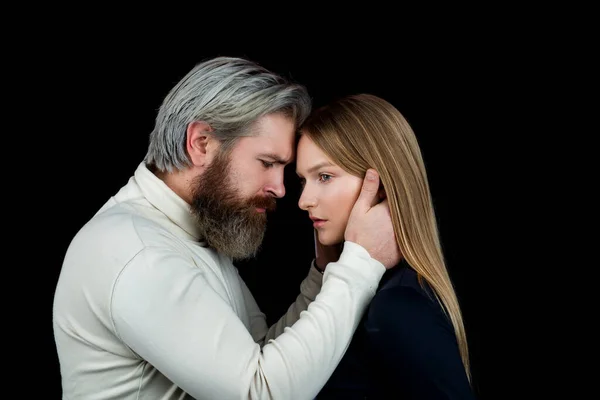 Retrato facial de perto do casal sensual. Jovem casal sexy em cada outros braços em um fundo preto. — Fotografia de Stock