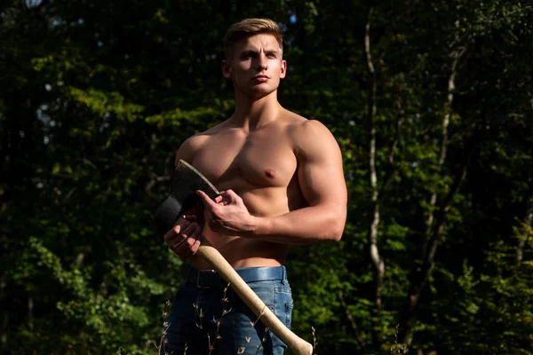 Lumberjack gespierde jongeman. Shirless atletische naakte man, natuur buiten. — Stockfoto