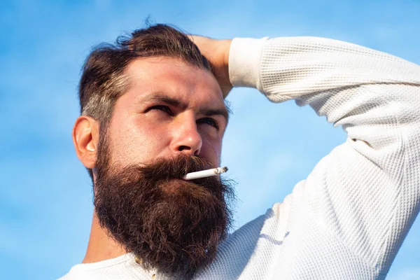 Fechar jovem fumando um cigarro. — Fotografia de Stock