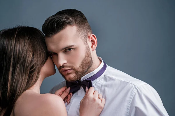 Romantisch moment van gepassioneerd koppel. Sexy schoonheid koppel. Kus koppel portret. Sensuele brunette vrouw met jonge minnaar, gepassioneerd paar voorspel closeup. — Stockfoto