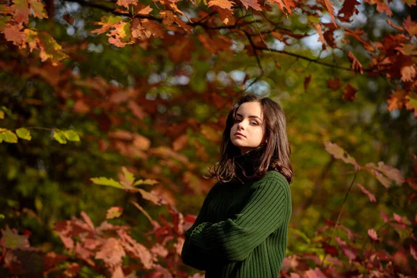 Tienermeisje geniet van het herfstweer. Mensen met een gele bladerachtergrond. — Stockfoto