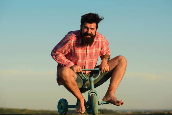 Engraçado hipster homem montando uma pequena bicicleta. — Fotografia de Stock