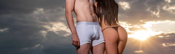 Frau im Bikini Paar trägt Dessous. Weibliche Höschen Unterwäsche und Herren Boxershort Unterhosen. — Stockfoto