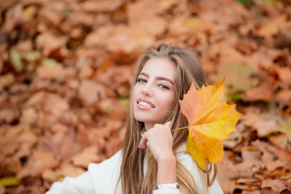 공원에서 가을 잎을 가지고 노는 행복 한 여자의 모습. — 스톡 사진
