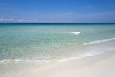 Seyahat geçmişi. Kumlu sahilde yumuşak mavi okyanus dalgaları. Okyanus mavisi Arkaplan.