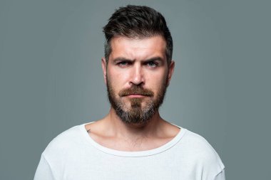 Stüdyoda hippi mankenler. İş adamı kendini ifade ederek düşünür. Yakışıklı erkek model, yakın çekim yüzü..