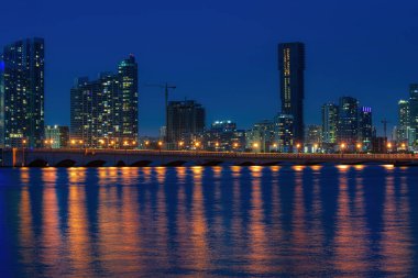 Miami City Skyline Biscayne Körfezi 'nden izlendi. Miami gecesi.