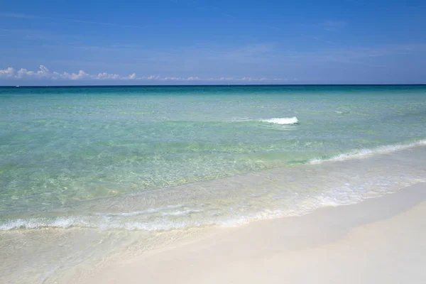 Podróże wakacyjne. Delikatna fala błękitnego oceanu na piaszczystej plaży. Ocean niebieski tle. — Zdjęcie stockowe