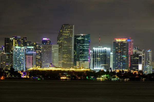 Miami affärsdistrikt, ljus och reflektioner av stadens ljus. Miami stadsnatt. — Stockfoto