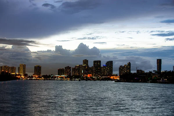 Die Skyline von Miami bei Nacht - Panoramabild. Miami-Nacht. — Stockfoto