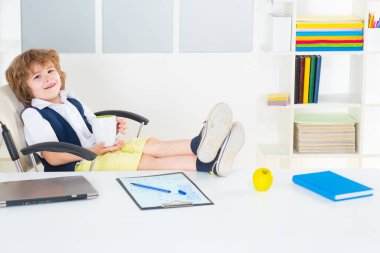 Gülümseyen küçük çocuk emlakçı ya da mali danışman tavsiye, sigorta komisyoncusu ya da banka çalışanı için teşekkür ediyor ve bin yıllık müşteriler anlaşma yapıyor..