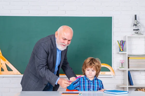 Concetto di apprendimento e istruzione. Giornata degli insegnanti. L'insegnante e 'un leader esperto. Uomo barbuto amichevole con vecchio insegnante maturo in classe. Nonno e figlio. — Foto Stock