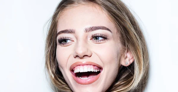 Mosolygó fiatal nő arcát közelről, boldog lány. Gyönyörű mosoly fiatal friss nő nagy egészséges fehér fogak. — Stock Fotó