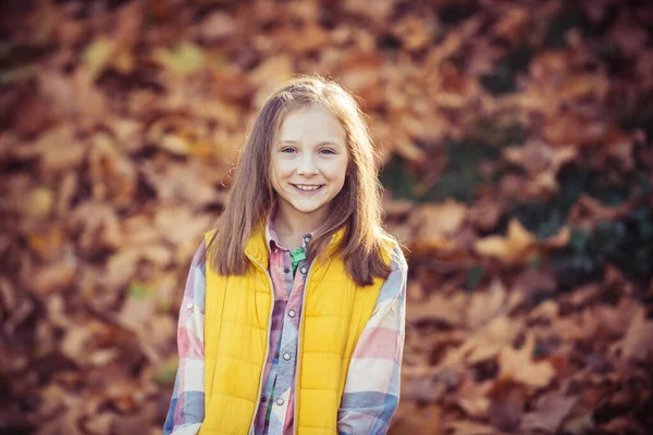 Menina adorável no parque de beleza. Ao ar livre. Outono retrato ao ar livre da bela menina criança feliz andando no parque ou na floresta. Adorável menina no parque. — Fotografia de Stock