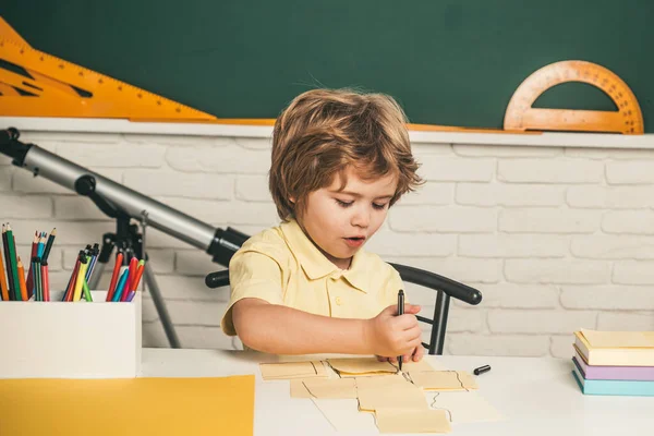 Uczeń lub przedszkolak się uczy. Cute ucznia z zabawnej pracy szkoły twarzy. — Zdjęcie stockowe