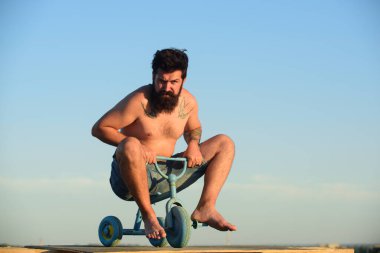 Küçük bir bisiklet süren çılgın bir adam. Komik bisikletçi. Komik adam bisikleti sürüyor..