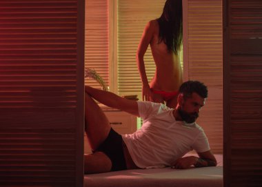 Evli çift ve cinsel sorunlar kavramı. Genç ve sevgi dolu bir çift. Aşık tutkulu insanlar. Yatak odasındaki aşıklar şehvetli ön sevişmelerden zevk alırlar..