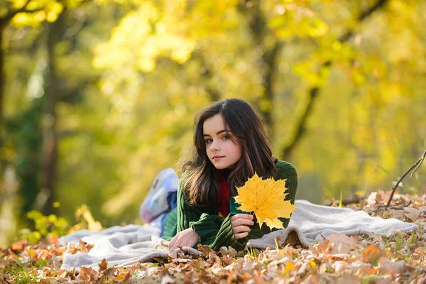 Belle adolescente qui s'amuse à Autumn Park. Extérieur. — Photo