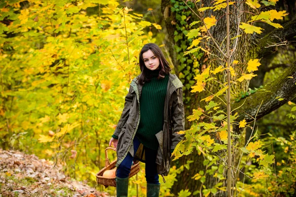 Bella ragazza adolescente in abiti alla moda in autunno Parco. Bella adolescente all'aperto nella giornata di sole — Foto Stock